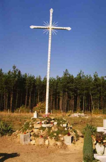Krzyż na cmentarzu parafialnym postawiony w 1994r. fot. Florian Wojciechowski