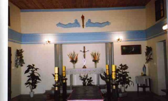 Wnętrze kaplicy cmentarnej, 2004r. foto: Jerzy Ganecki