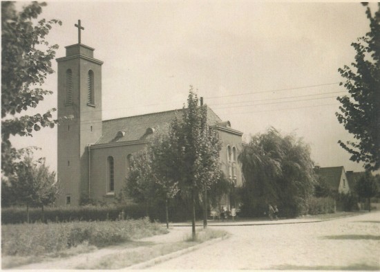 Lata 30-40-te XX wieku, widok na kościół od strony   północno-zachodniej (foto ze zbioru Zdzisława Nowaka)