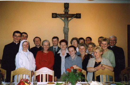 20.04.2004r. przedstawiciele Wspólnoty z kapłanami i s. Claire-Marie Lampe podczas agapy