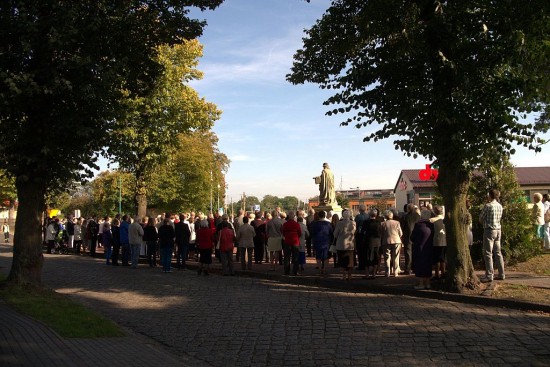 28.09.14 Koronka przy pomniku (6)