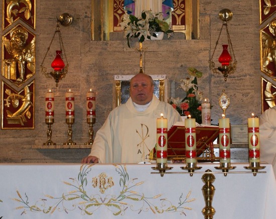07.06.2013r. ks. dr hab. Dariusz Śmierzchalski-Wachocz celebruje Eucharystię w naszym kościele parafialnym z okazji  swojego Jubileuszu 20-lecia kapłaństwa