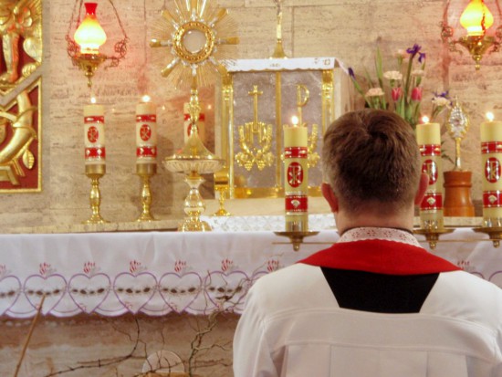 ks. Dariusz Wołczecki przed Najświętszym Sakramentem podczas Gorzkich Żali