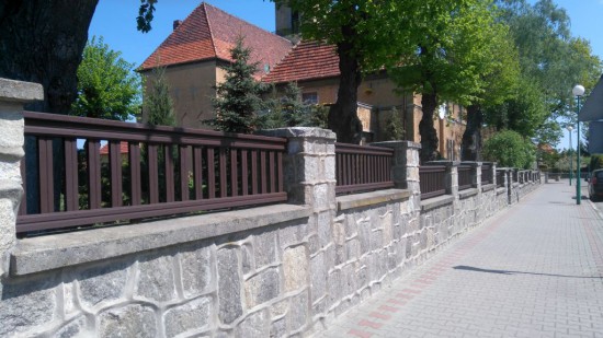 nowe płociki na murze  od strony ul. Małej