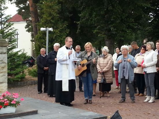 28.09.16 Koronka przy pomniku (1)