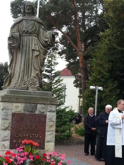 28.09.16 Koronka przy pomniku (2)