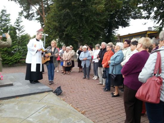 28.09.16 Koronka przy pomniku (3)