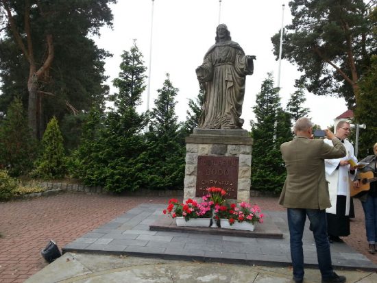 28.09.16 Koronka przy pomniku (4)