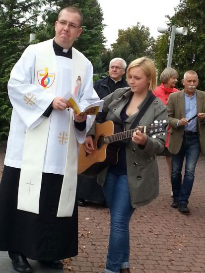 28.09.16 Koronka przy pomniku (7)