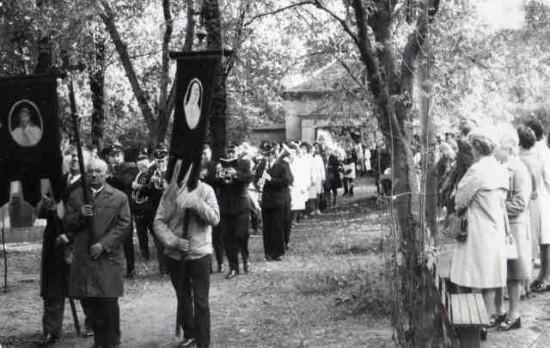 Wszystkich Świętych, procesja na cmentarzu lata 60-te fot. Zofia Ślozowska