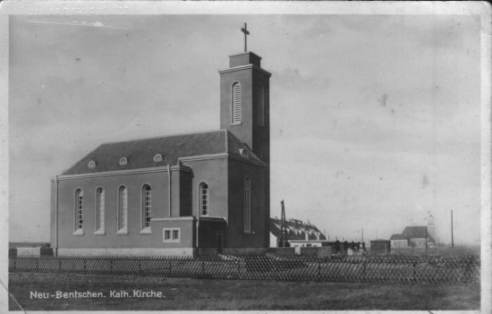 Lata 30-te XX wieku, widok na wybudowany kościół katolicki od strony południowej (foto ze zbioru: Feliksa Kocura)