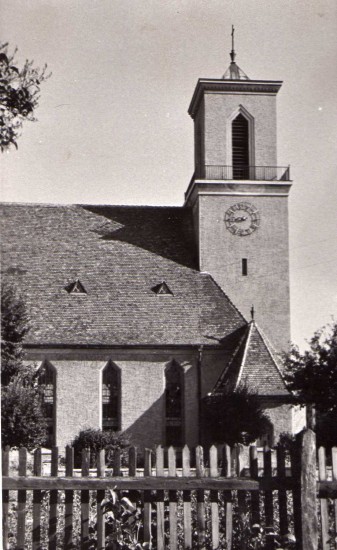 1945 rok , widok na kościół od strony południowej, po zakończeniu II wojny światowej (foto z archiwum parafii)