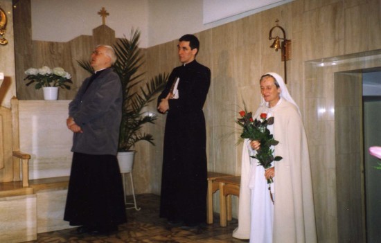 20.04.2004r. (od lewej) ks. Proboszcz Jerzy Kordiak, ks. Paweł Łobaczewski i s. Claire-Marie Lampe z Oazy Pokoju w Medjugorje